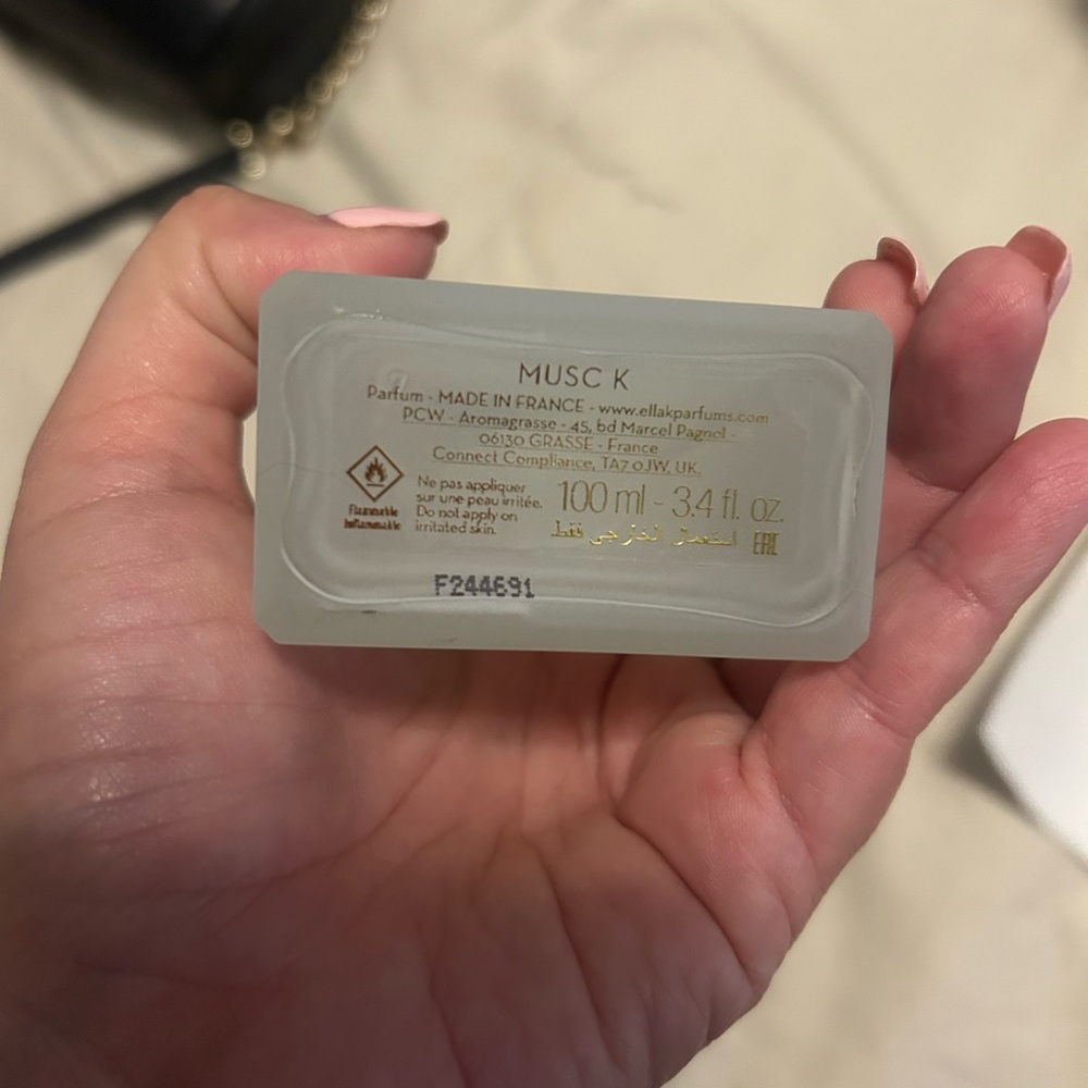 Ella Musc K Fragrance - Elegant White and Gold - Picture 6 of 8